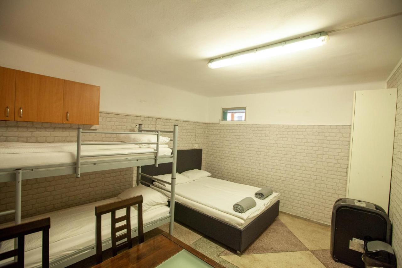 Oradea Central Hostel Ngoại thất bức ảnh